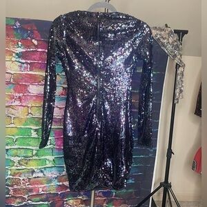 Lulus v-neck long sleeve sequin mini dress size XS and Zips up.